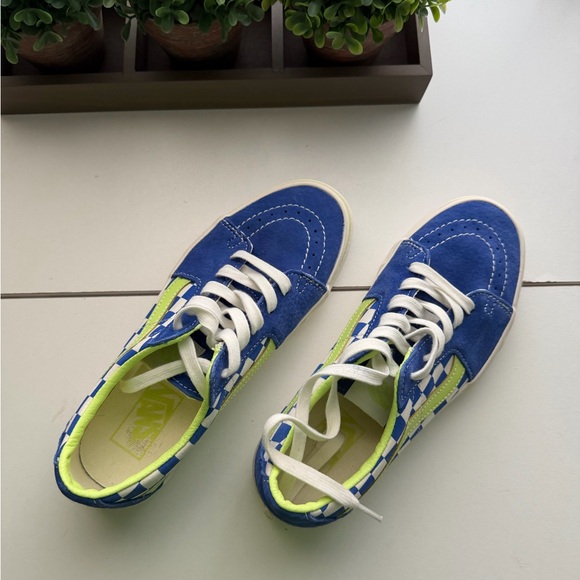 Trendy Vans Sneakers - Picture 13 of 14